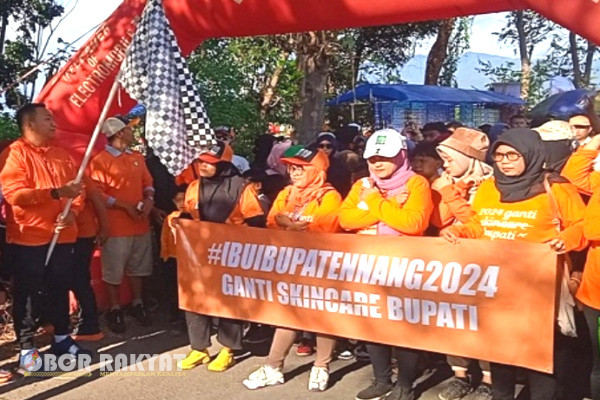 Situbondo, Obor Rakyat – Ribuan warga masyarakat yang berada di wilayah Kecamatan Besuki, Kabupaten Situbondo, mengikuti jalan sehat Mas Rio untuk memperebutkan hadiah umroh, Minggu (23/6/2024).