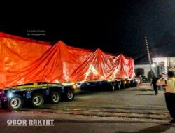 Truk Trailer, Gendong Kereta Cepat Merah Putih ke Banyuwang