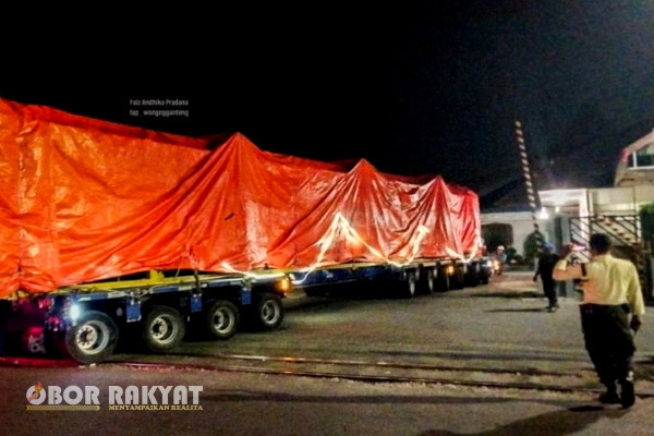 Banyuwangi, Obor Rakyat – Truk trailer gendong bodi kereta cepat melintas di jalan Tol Trans Jawa, yang kemudian dilanjut lewat jalan Raya Pantura Situbondo.