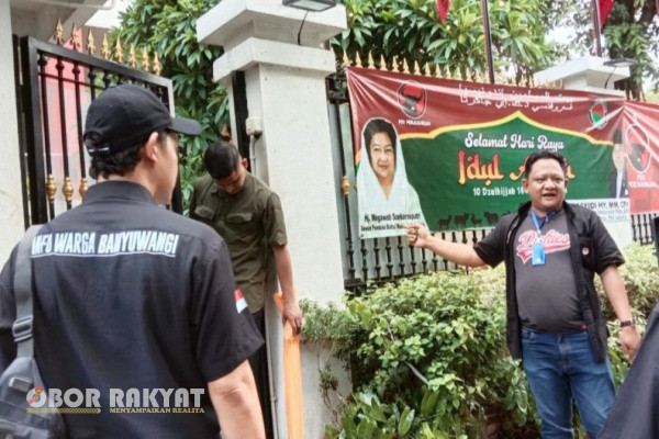 Jakarta, Obor Rakyat - Pengiriman surat yang dilakukan oleh enam orang merupakan tim Info Warga Banyuwangi (IWB).