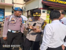 Kapolsek Pondok Aren Pimpin Razia Handphone Personil terkait Pinjol dan Judol