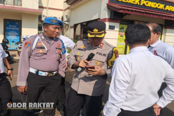 Tangerang Selatan, Obor Rakyat - Bertempat dihalaman Mako Polsek Pondok Aren, Kompol Bambang Askar Sodiq S.H., M.H. melakukan Pengecekan Handphone Personil, satu-satu di Periksa dibantu Para Kanit memeriksa Personilnya pada hari Senin, (24/6/2024).