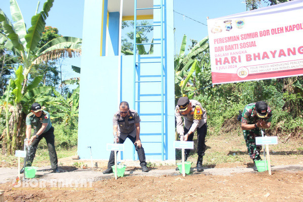 Bondowoso, Obor Rakyat - Kepolisian Resor (Polres) Bondowoso, membantu membangun sumur bor sebagai sumber air bersih bagi warga Dusun Pal 9, Desa Bendelan, Kecamatan Binakal.