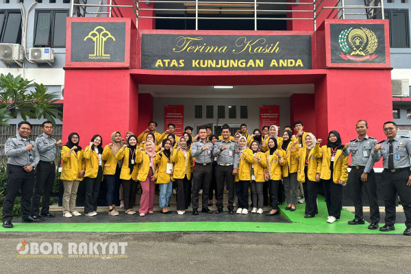 Cilegon, Obor Rakyat - Lembaga Pemasyarakatan (Lapas) Kelas IIA Cilegon menerima kunjungan dari mahasiswa Universitas Serang Raya (UNSERA) dalam rangka kegiatan observasi. Kunjungan ini bertujuan untuk memberikan pemahaman lebih mendalam kepada para mahasiswa tentang kehidupan narapidana di dalam penjara, Selasa (25/6/2024) pagi.