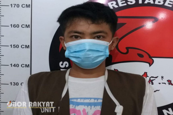 Surabaya, Obor Rakyat - Satresnarkoba Polrestabes Surabaya, berhasil membekuk kurir Pil Logo Y serta Psikotropika golongan satu, yakni Sabu Sabu, diketahui pelaku merupakan kurir lintas kota.