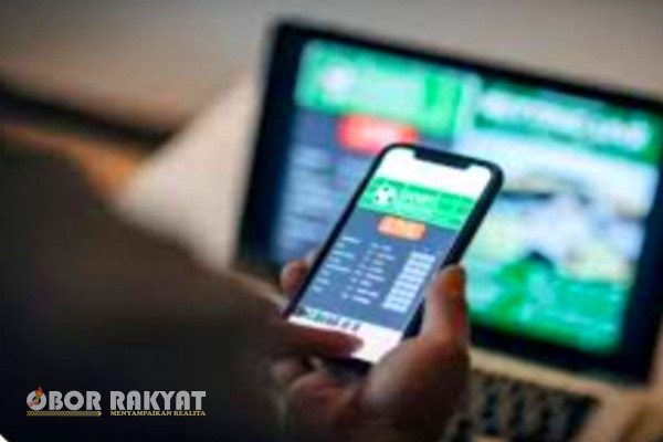 Surabaya, Obor Rakyat - Pemerintah Kota (Pemkot) Surabaya telah melakukan pemecatan terhadap dua anggota Satuan Polisi Pamong Praja (Satpol PP), gegara bermain judi online (judol).
