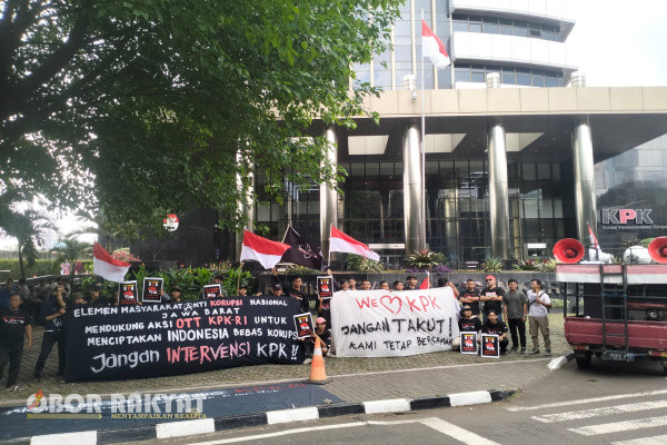Jakarta, Obor Rakyat - Sejumlah massa dari Koalisi Aktivis Nusantara menggelar aksi damai di depan gedung Komisi Pemberantasan Korupsi Republik Indonesia (KPK RI) Jakarta, Kamis (27/6/2024) siang.
