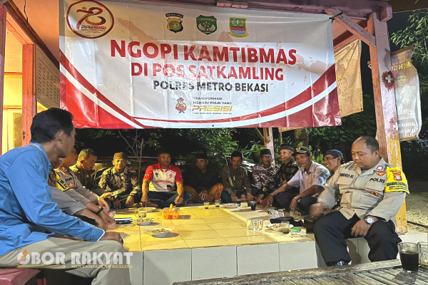 Bekasi, Obor Rakyat - Kepolisian Sektor (Polsek) Cabang Bungin melaksanakan kegiatan Ngopi Kamtibmas di Satkamling, dalam rangka menyambut Hari Ulang Tahun (HUT) Bhayangkara ke-78, pada Rabu (26/6/2024) Pukul 21:00 WIB, di Kp.Cangkring Rt.08/02 Ds.Jayalaksana Kecamatan Cabangbungin, Kabupaten Bekasi.