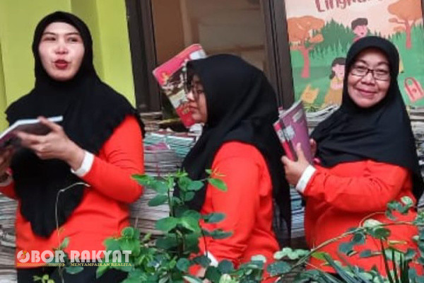 Sidoarjo, Obor Rakyat - Jelang ajaran baru serta bertujuan memberikan kenyamanan pada murid didiknya, Sekolah Dasar Negeri (SDN) Kedungturi, Kecamatan Waru, Kabupaten Sidoarjo, giat bersih bersih secara gotong royong.