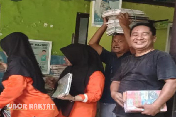 Sidoarjo, Obor Rakyat - Jelang ajaran baru serta bertujuan memberikan kenyamanan pada murid didiknya, Sekolah Dasar Negeri (SDN) Kedungturi, Kecamatan Waru, Kabupaten Sidoarjo, giat bersih bersih secara gotong royong.