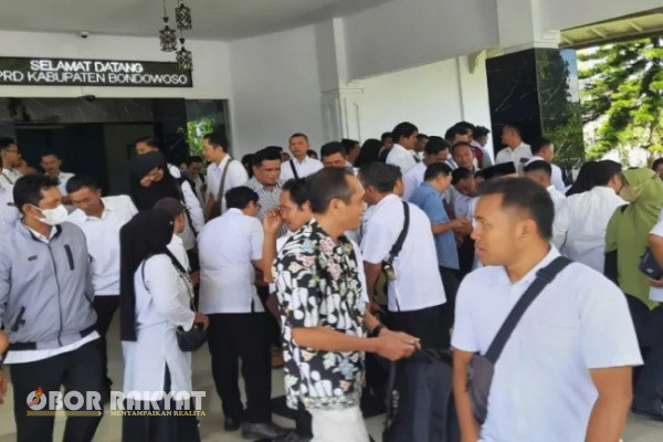 Bondowoso, Obor Rakyat – Sebanyak 107 orang berasal dari Pegawai Tidak Tetap (PTT) di Sekolah Menengah Pertama (SMP) mendatangi kantor DPRD Kabupaten Bondowoso, mengadu nasibnya untuk diperhatikan, Jumat (28/6/2024).