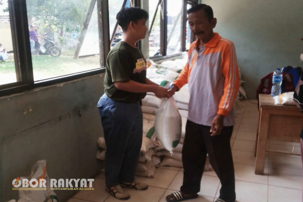 Jakarta, Obor Rakyat - Pemerintah melalui Perum Bulog kembali menyalurkan bantuan pangan (bapang) beras di wilayah Kelurahan Pinang Ranti, Kecamatan Makasar, Jakarta Timur.