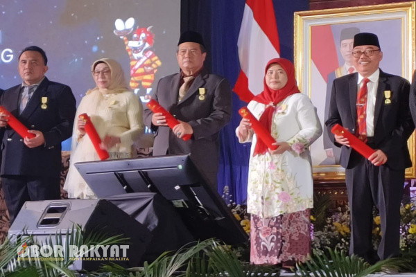 Bondowoso, Obor Rakyat - Kepala Dinas Sosial, Pemberdayaan Perempuan, Perlindungan Anak, dan Keluarga Berencana (Dinsos P3AKB) Bondowoso, Anisatul Hamidah dianugerahi Penghargaan Dharma Karya Kencana dari Kepala Badan Kependudukan dan Keluarga Berencana Nasional (BKKBN).