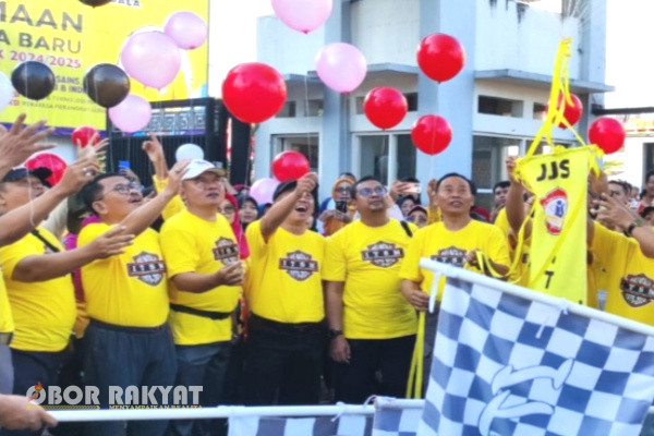 Jember, Obor Rakyat – Dies Natalis ke-46 Institut Teknologi Sains (ITS) Mandala Jember, digelar dengan jalan-jalan sehat (JJS) yang diikuti ribuan mahasiswa, alumni, dan masyarakat sekitar kampus, Sabtu (29/6/2024).