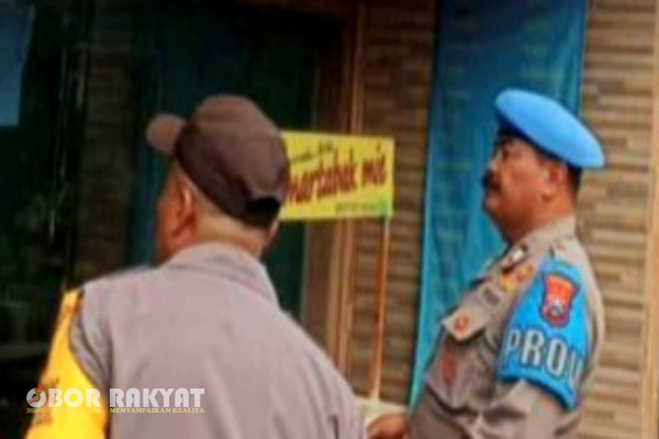 Surabaya, Obor Rakyat - Nasib naas dialami Indah Ismiatin dan Deni Rahman, warga Jalan Tambak Arum, Kecamatan Simokerto, Surabaya. Betapa tidak, rumah yang mereka huni dilahap si jago merah, Selasa (2/7/2024), sekitar pukul 09.00 WIB.