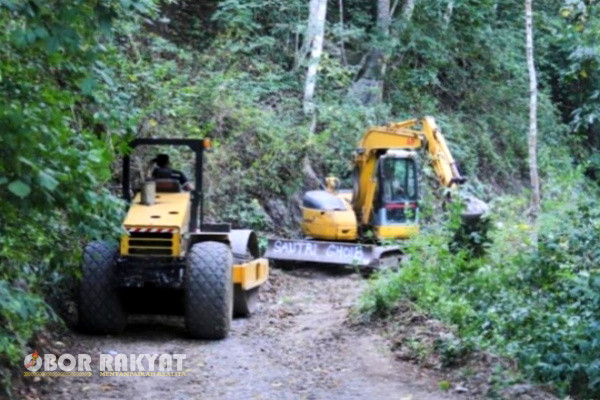 Jember, Obor Rakyat - Pemerintah Kabupaten (Pemkab) Jember melalui Dinas Pekerjaan Umum, Bina Marga dan Sumber Daya Air (DPUBMSDA), melakukan perbaikan infrastruktur jalan menuju pantai Bandialit.