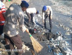 Hari Kelautan Nasional, Polres Probolinggo Bersama Masyarakat Bersihkan Pantai