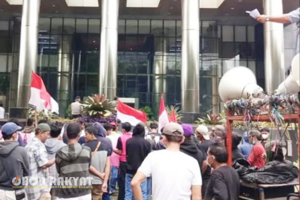 Jakarta, Obor Rakyat - Ratusan massa yang tergabung dalam Gerakan Aktivis Perubahan Paluta menggelar aksi unjuk rasa di depan Gedung Komisi Pemberantasan Korupsi (KPK) di Jakarta, Rabu (3/72024).