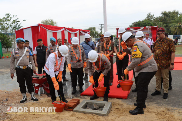 Pamekasan, Obor Rakyat - Peletakan batu pertama oleh Inspektur Pengawasan Daerah (Irwasda) Polda Jawa Timur, Kombes Pol Moffan Moedji Kawanti menandai dimulainya proyek pembangunan Gedung Markas Komando (Mako) Polres Pamekasan di Jalan Raya Nyalaran, Pamekasan, Rabu (3/7/2024).