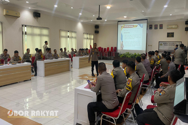 Probolinggo, Obor Rakyat - Kapolres Probolinggo, AKBP Wisnu Wardana melalui Wakapolres Probolinggo, Kompol Supiyan, memberikan penghargaan kepada para Bhabinkamtibmas yang telah menginput laporan pada aplikasi Binmas Online System (BOS) V2.