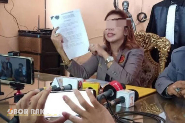 Jakarta, Obor Rakyat - Oknum Lawyer dari salah satu Law Firm di Jakarta yang dikomandoi seorang wanita berinisial Fit, dilaporkan ke pihak Kepolisian Resor (Polres) Jakarta Timur oleh mantan kliennya, Hardi Haris (25), Kamis (4/7/2024).