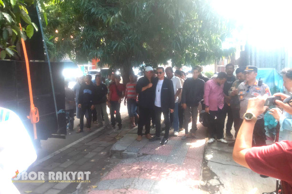 Banyuwangi, Obor Rakyat - Di anggap kurang transparan dan tidak kooperatif sekaligus tidak komunikatif sehingga terkesan arogan serta kurang peka dalam menanggapi isu yang berkembang di tengah masyarakat, Kepala Cabang Dinas Pendidikan (Kacabdindik) Provinsi Jawa Timur wilayah Banyuwangi harus menerima sasaran aksi damai.