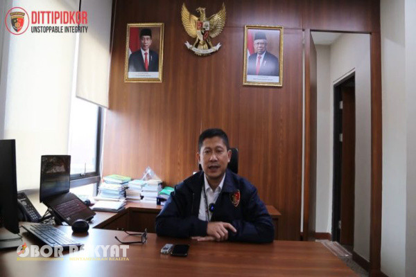 Jakarta, Obor Rakyat - Direktorat Tindak Pidana Korupsi (Dittipidkor) Bareskrim Polri tengah mengusut kasus dugaan korupsi dalam pengadaan dan pelaksanaan proyek PJUTS Tahun 2020 di Direktorat Jenderal (Ditjen) Energi Baru Terbarukan dan Konservasi Energi (EBTKE) Kementerian Energi dan Sumber Daya Mineral (ESDM).