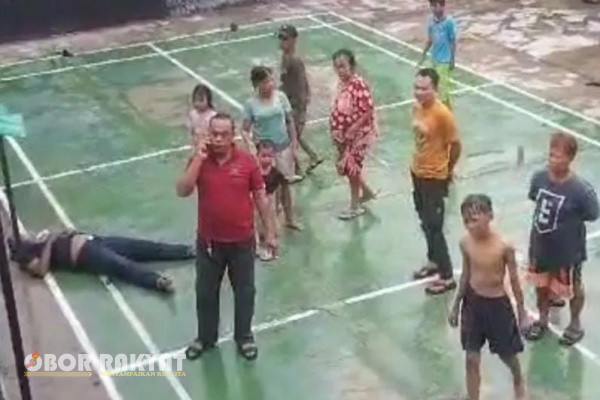 Jakarta, Obor Rakyat - Sejumlah warga kawasan permukiman padat penduduk digegerkan dengan penemuan sesosok tubuh remaja yang tergeletak di sebuah lapangan olahraga kawasan Pulogebang, Kecamatan Cakung, Jakarta Timur, Kamis (4/7/2024) sore.
