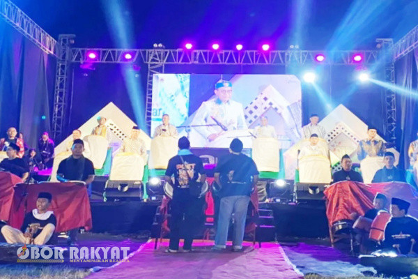 Bondowoso, Obor Rakyat - Pemerintah Kabupaten (Pemkab) Bondowoso melalui Dinas Koperasi Perindustrian dan Perdagangan (Diskoperindag) menyelenggarakan Festival Muharram 1446 Hijriah yang diisi dengan kegiatan bazar produk-produk UMKM, di lapangan Sekarputih, Kecamatan Tegalampel, Sabtu (6/7/2024) malam.