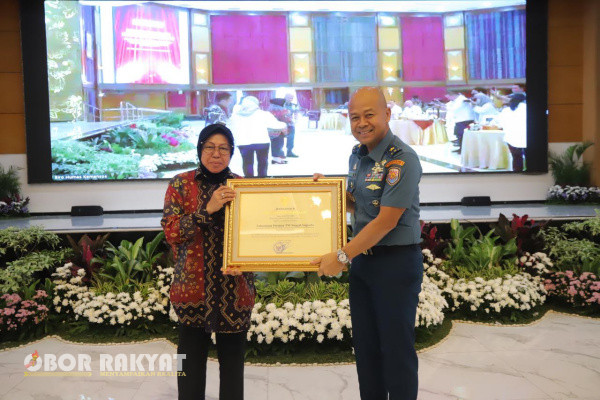 Jakarta, Obor Rakyat - Menteri Sosial Republik Indonesia (Mensos) Dr. Ir. Hj. Tri Rismaharini memberikan penghargaan kepada Kepala Staf Koarmada III Laksamana Pertama TNI Singgih Sugiarto dan sejumlah pemangku kepentingan yang banyak membantu tugas-tugas Kementerian Sosial RI.
