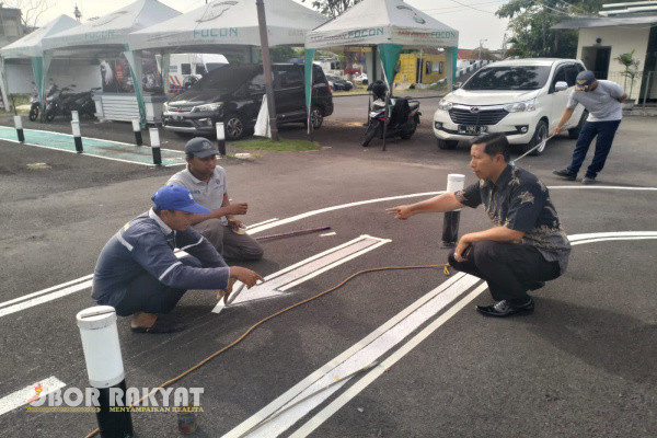 Surabaya, Obor Rakyat - Korps lalu Lintas (Korlantas) Polri, belum lama ini simulasi penerapan ujian praktik SIM C baru dengan beberapa perubahan.