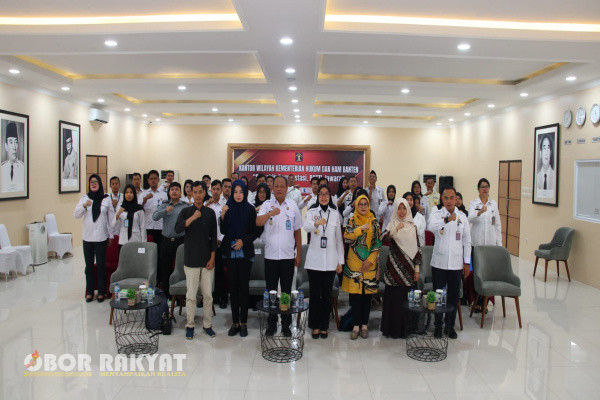 Cilegon, Obor Rakyat - Dalam rangka menindaklanjuti surat edaran (SE) Direktur Jenderal Hak Asasi Manusia Nomor HAM.01.HA.03.02 Tahun 2024 tanggal 11 Januari 2024, tentang Pelaksanaan Pelayanan Publik Berbasis Hak Asasi Manusia (P2HAM) di Lingkungan Kementerian Hukum dan Hak Asasi Manusia (Permenkumham), Nomor 25 Tahun 2023, serta memperhatikan Pedoman Menteri Pendayagunaan Aparatur Negara dan Reformasi Birokrasi Republik Indonesia (Menpan-RB) Nomor 7 Tahun 2022 tentang Pelaksanaan Pemantauan dan Evaluasi Penyediaan Sarana dan Prasarana Ramah Kelompok Rentan, Lembaga Pemasyarakatan (Lapas) Kelas IIA Cilegon turut serta dalam pelatihan bahasa isyarat bersertifikat pada Rabu (10/07/2024).