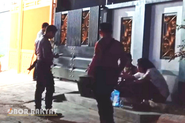 Sampang, Obor Rakyat - Komisi Pemberantasan Korupsi (KPK) menggeledah salah satu rumah warga di Perum Barisan Indah, Kelurahan Gunung Sekar, Kecamatan Sampang, Kabupaten Sampang, Jawa Timur.