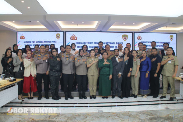 Jakarta, Obor Rakyat - Pakor Polwan RI, Brigjen. Pol. Dra. Desy Andriani menerima delegasi Kepolisian Kamboja yang dipimpin Pol. Lt. Gen. Ros Chansophea, Wakil Komisaris Jenderal Kepolisian Nasional Kamboja di SSDM Polri, hari Rabu (10/07/2024), di Jakarta Selatan.