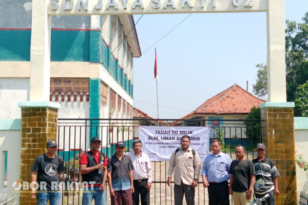 Bekasi, Obor Rakyat - Untuk kedua kalinya Sahrul, cucu dari Almarhum Umar bin Simin, didampingi oleh Sutarga Malau dan tim sebagai Kuasa Hukumnya, memasang Spanduk di Sekolah Dasar Negeri (SDN) Jayasakti 02, Kecamatan Muaragembong, Kabupaten Bekasi, Pada Kamis (11/7/2024).