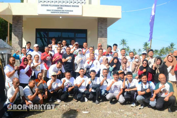 Bondowoso, Obor Rakyat - Pejabat (Pj) Bupati Bambang Soekwanto, meresmikan pembangunan gedung Sistem Pelayanan Inseminasi Buatan (SPIB) Dinas Peternakan dan Perikanan (Disnakkan) Kabupaten Bondowoso, Jumat (12/7/2024).