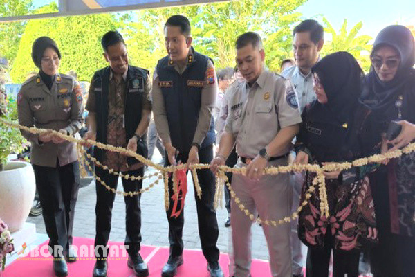Surabaya, Obor Rakyat - Pemutihan yang digelar selama 45 hari pastinya meningkatkan animo masyarakat. Untuk itu Samsat Surabaya Barat melaunching program Mawatu (Mahameru Walk-Thru).