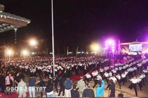 Bondowoso, Obor Rakyat - Pemerintah Kabupaten (Pemkab) Bondowoso, melalui Dinas Pariwisata, Kebudayaan, Pemuda dan Olahraga (Disparbudpora), menggelar acara pemecahan rekor MURI penari Ojung, Sabtu (17/2924) malam, di Alun-alun Raden Bagus Asra (RBA) Ki Ronggo.