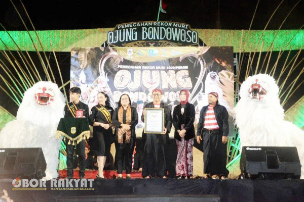 Bondowoso, Obor Rakyat - Pemerintah Kabupaten (Pemkab) Bondowoso, melalui Dinas Pariwisata, Kebudayaan, Pemuda dan Olahraga (Disparbudpora), menggelar acara pemecahan rekor MURI penari Ojung, Sabtu (17/2924) malam, di Alun-alun Raden Bagus Asra (RBA) Ki Ronggo.