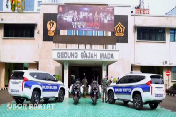 Jakarta, Obor Rakyat - Keluarga Rico Sampurna Pasaribu, jurnalis Tribata TV yang tewas akibat pembakaran rumahnya, melapor ke Pusat Polisi Militer Angkatan Darat (Puspomad) Jakarta, Jumat (12/7/2024).