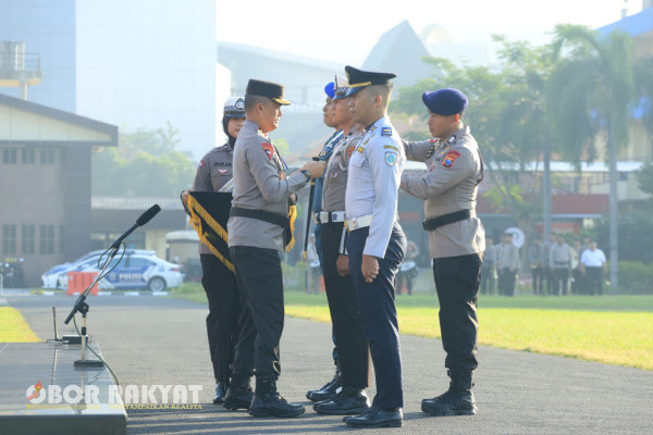 Surabaya, Obor Rakyat - Kepolisian Daerah Jawa Timur (Polda Jatim) menggelar Apel Operasi Patuh Semeru 2024, di Lapangan Mapolda Jatim, pada Senin (15/7/2024).
