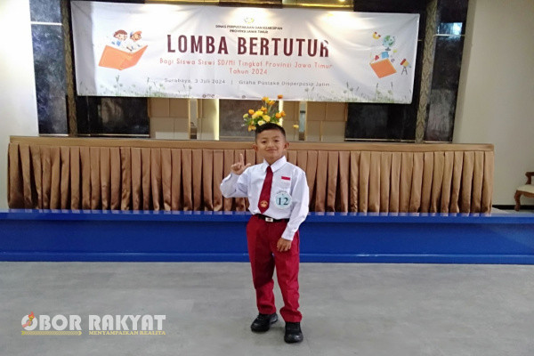 Bondowoso, Obor Rakyat – Muhammad Alex Adhiasta Maulana Ibra, siswa kelas V, SD Negeri Tarum, Kecamatan Prajekan, Kabupaten Bondowoso berhasil menyabet Juara I Lomba Bertutur Siswa SD/MI Tingkat Provinsi Jawa Timur (Jatim), yang diselenggarakan oleh Dinas Perpustakaan dan Kearsipan (Disperpusip) Jatim.