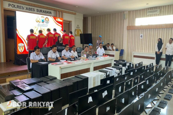 Surabaya, Obor Rakyat - Satreskrim Polrestabes Surabaya, melalui Unit Jatanras berhasil ungkap perjudian online. Enam orang diamankan.