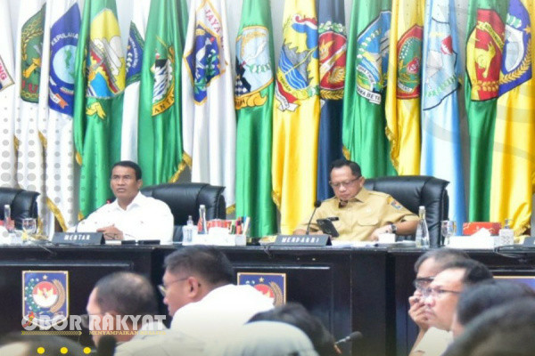 Jakarta, Obor Rakyat - Menteri Dalam Negeri (Mendagri) Muhammad Tito Karnavian mengapresiasi perjuangan Menteri Pertanian (Mentan) RI, Andi Amran Sulaiman yang berhasil menambah alokasi pupuk subsidi hingga 100 persen.