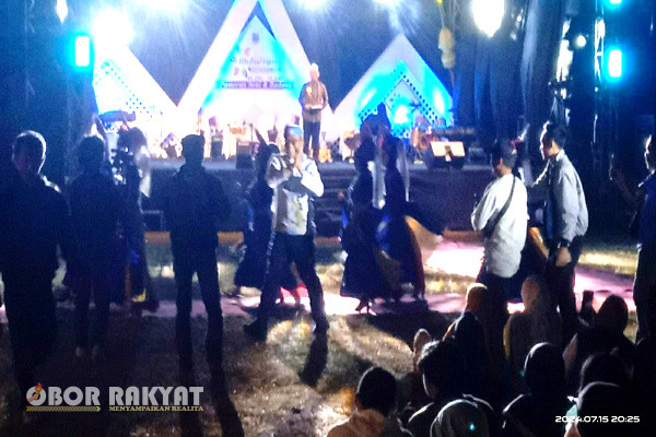 Bondowoso, Obor Rakyat - Pejabat (Pj) Bupati Bondowoso Bambang Soekwanto, menutup secara resmi Festival Muharram di Lapangan Sekarputih, Kecamatan Tegalampel, Senin (15/7/2024) malam.