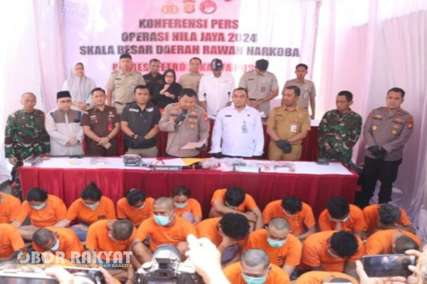 Jakarta, Obor Rakyat - Kapolres Metro Jakarta Pusat, Kombes Pol Susatyo Purnomo Condro, mengumumkan hasil Operasi Nila Jaya yang telah digelar selama dua minggu. Operasi ini bertujuan untuk menurunkan angka peredaran narkotika di wilayah Polda Metro Jaya, khususnya di Polres Metro Jakarta Pusat.