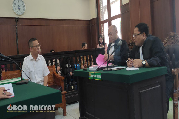 Surabaya, Obor Rakyat - Terdakwa Robert Simangunsong tak berkutik sewaktu dicecar oleh Jaksa Penuntut Umum (JPU) Yulistiono dan Agus Budiono dari Kejaksaan Tinggi (Kejati) Jawa Timur, dalam lanjutan persidangan perkara penggunaan gelar akademik Magister Hukum (M.H) palsu alias ‘abal-abal’ dengan agenda pemeriksaan Terdakwa di ruang sidang Tirta 1, Senin (15/7/2024).