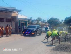 Semangat Tak Luntur di Bawah Terik Matahari, Pj Bupati Bondowoso Cek Langsung Progres Perbaikan Jalan
