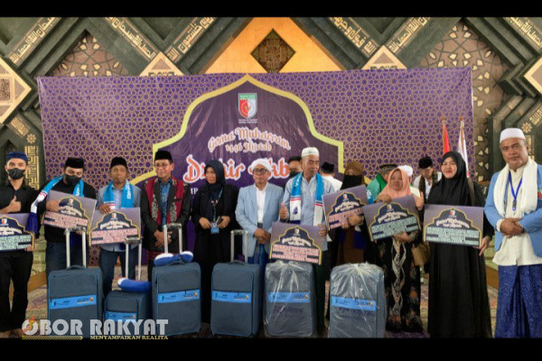 Jakarta, Obor Rakyat - Pimpinan Pusat Majelis Dzikir Nurul Wathon (MDNW) menggelar acara Gema Muharram dan Dzikir Akbar Tahun Baru Islam 1446 Hijiriyah, Selasa (16/7/2024), di Masjid Agung At-Tin (Taman Mini Indonesia Indah) Jakarta Timur.