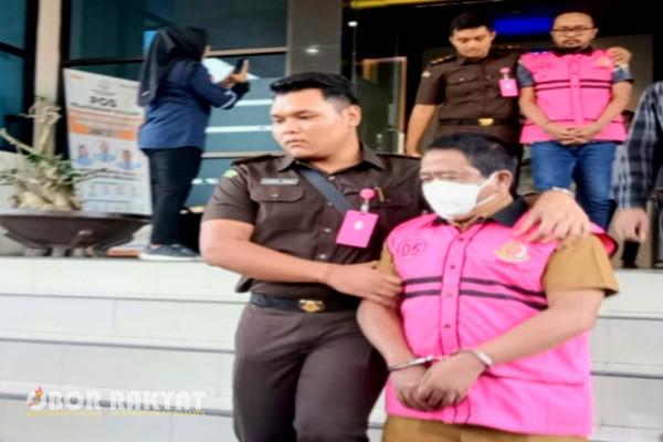Bondowoso, Obor Rakyat - Mantan kepala dinas Bina Marga Sumber Daya Air dan Bina Konstruksi (BSBK) Bondowoso yang sama ini menjabat kepala Dinas Koperasi Perindustrian dan Perdagangan (Diskoperindag) Bondowoso, Munandar telah di tetapkan sebagai tersangka dugaan tindak pidana korupsi proyek Rekontruksi Jalan Bata-Tegal Jati, Kecamatan Sumber Wringin, Selasa (16/7/2024) kemarin.